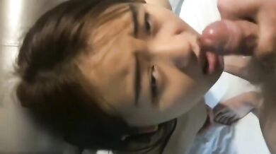 骚逼让我射到她的脸上，委屈巴巴的眼神  超级想要精液呢！